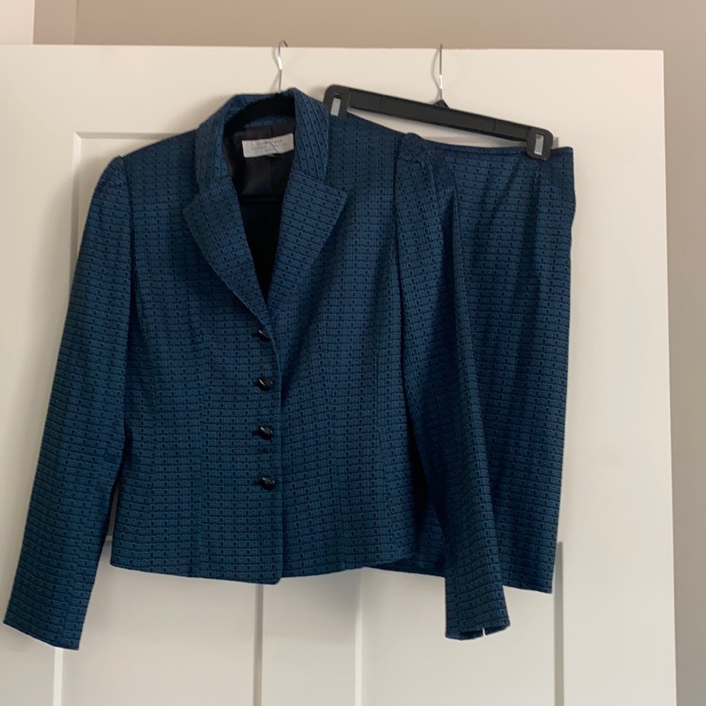 Ladies 2 piece Tahari suit